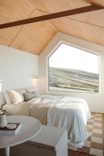 Postel nebo postele na pokoji v ubytování Off-grid Tiny House by the Sea