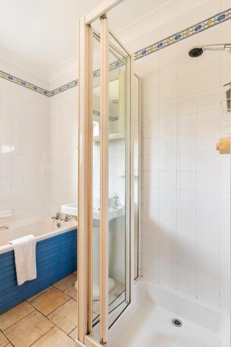 a bathroom with a tub and a sink at Peaceful cottage with views - Fairview Cottage in Mylor Bridge