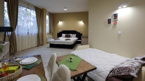 Кровать или кровати в номере Студио Young Gogh комплекс Неро