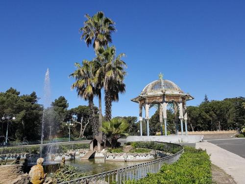 un gazebo in un parco con laghetto e fontana di Cappuccini room's a Caltagirone