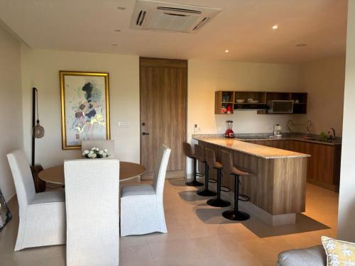 a kitchen and dining room with a table and chairs at Baltia departamento in Mérida