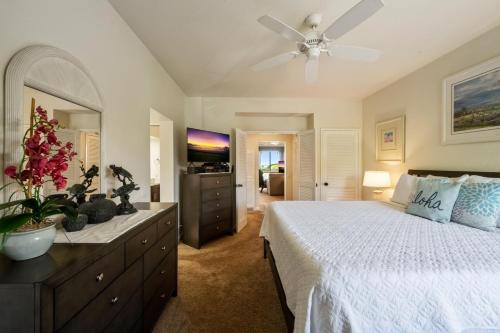 Postel nebo postele na pokoji v ubytování Wailea Grand Champions 146