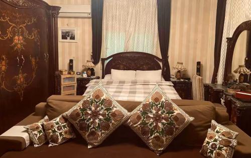 Postel nebo postele na pokoji v ubytování Sunny & Spacious room close to the Airport!