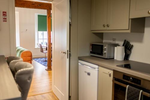 Una cocina o cocineta en Egan's Bar Apartment