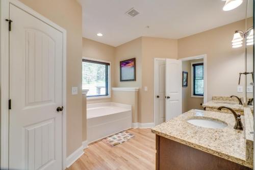 Postel nebo postele na pokoji v ubytování Dollys Vacation Cabin with Pool, Arcade, Gym