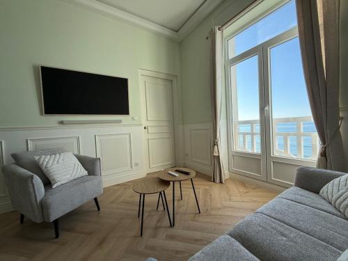 TV a/nebo společenská místnost v ubytování Vue Mer Panoramique - Appartement d'Exception