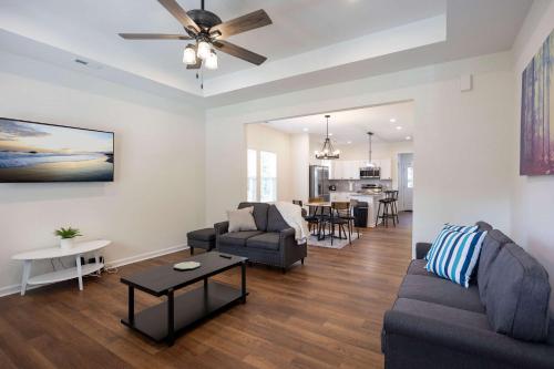 Posezení v ubytování 4 Min to Downtown - En-Suite Bath - Washer and Dryer