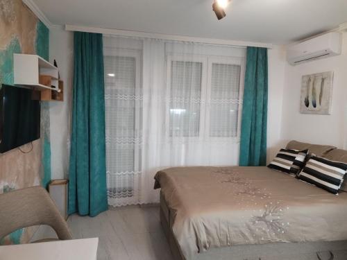 Postel nebo postele na pokoji v ubytování Studio ISKRA 2 Novi Sad