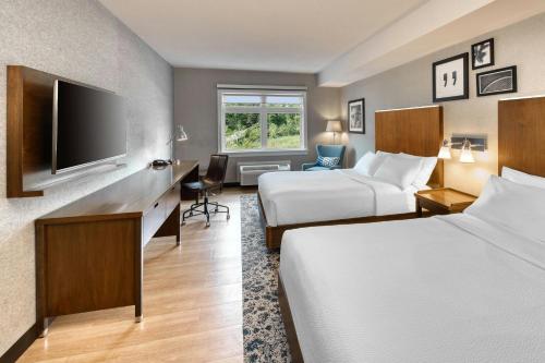 Postel nebo postele na pokoji v ubytování Four Points by Sheraton Barrie