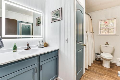 Koupelna v ubytování Families Welcome! Home with Fire Pit in Soddy-Daisy