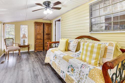 Posezení v ubytování Families Welcome! Home with Fire Pit in Soddy-Daisy