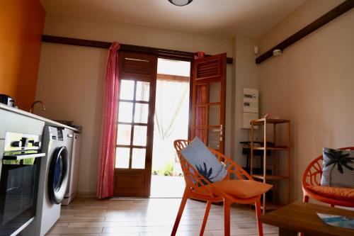 Μια τηλεόραση ή/και κέντρο ψυχαγωγίας στο Bungalow Kaz Orchidée Vanda