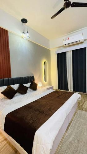A bed or beds in a room at Modern Comfy Vibes Studio Close to Expo & Metro