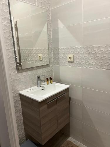 a bathroom with a sink and a mirror at Pensión Ferreiriño in Quiroga