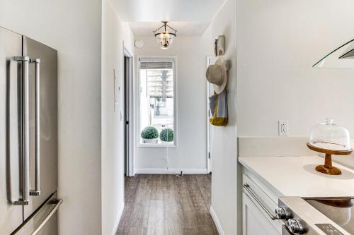 een keuken met witte werkbladen en een raam bij Steps to Sand and Surf! Snowbird Haven in Malibu in Solromar