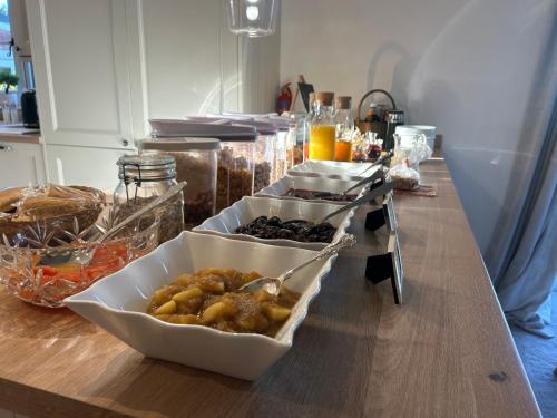 una encimera con dos platos de comida sobre una mesa en Abbey Green Farm, en Wem