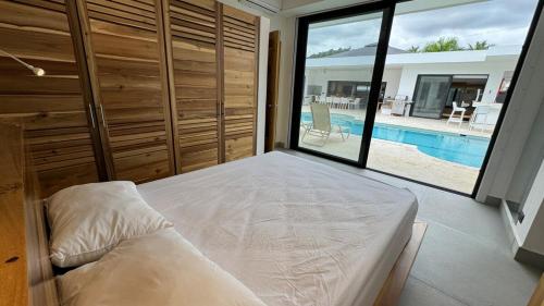 Postel nebo postele na pokoji v ubytování 5 Bedroom Villa With Two Kitchens