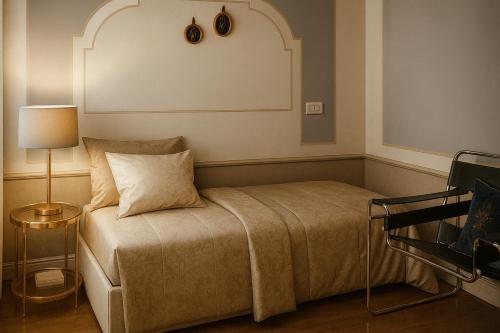 une chambre avec un lit et une lampe sur une table dans l'établissement Ginevra Suite, à Cortone