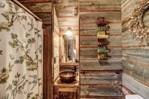 Koupelna v ubytování Near All-Season Trails Lakefront Crosby Getaway!