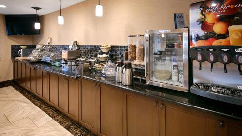 eine Essenstheke in einem Restaurant mit Buffet in der Unterkunft Best Western Woodland Inn in Woodland