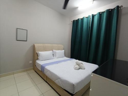 une chambre avec un lit avec un ours en peluche dessus dans l'établissement Alanis Comfort Zone KLIA TRANSIT, à Kampong Bekoh