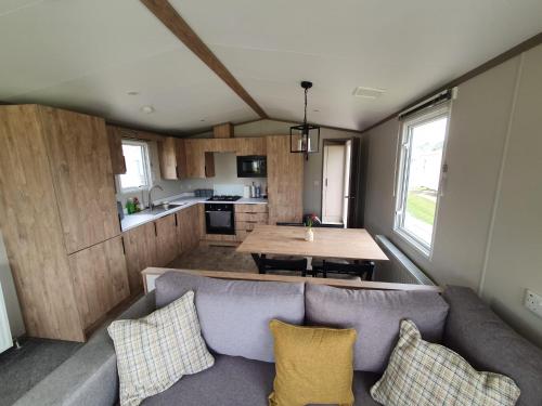 Een keuken of kitchenette bij Flamingo land holiday home