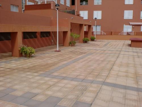 a large courtyard with a building and a street light at Mar y Sol I Candelaria in Punta Larga