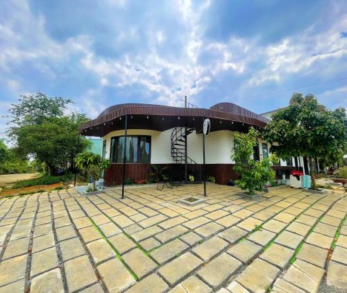 een huis met een grote patio ervoor bij Homestay Nhà Của Gạo in Kon Tum (2)