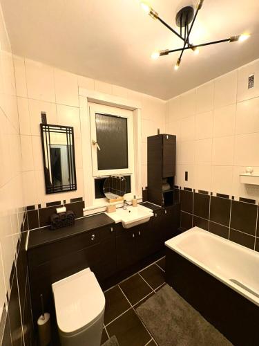 Ένα μπάνιο στο Cozy corner-Sleeps 8 guest Entire house Glasgow very central