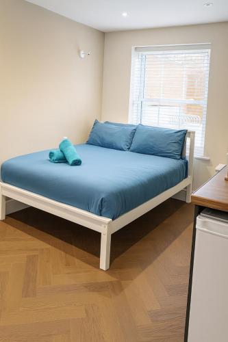 Ένα ή περισσότερα κρεβάτια σε δωμάτιο στο 30A Class Studios near Arsenal and Central London