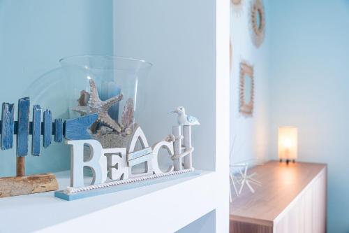 a shelf with a beach sign and a lamp on it at GuestReady - Relaxing escape near the beach in Moledo