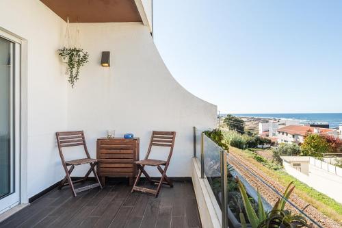 two chairs and a table on a balcony with a view at GuestReady - Relaxing escape near the beach in Moledo