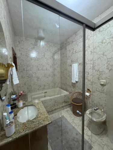 Koupelna v ubytování Charming Colonial Countryside Home with Wifi