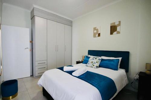 Postel nebo postele na pokoji v ubytování PC Luxe Stays exquisite apartments