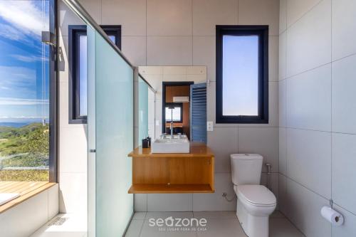 Cabana romântica com vista na serra VST038 في São Paulo dos Pinhais: حمام مع حوض ومرحاض ومرآة