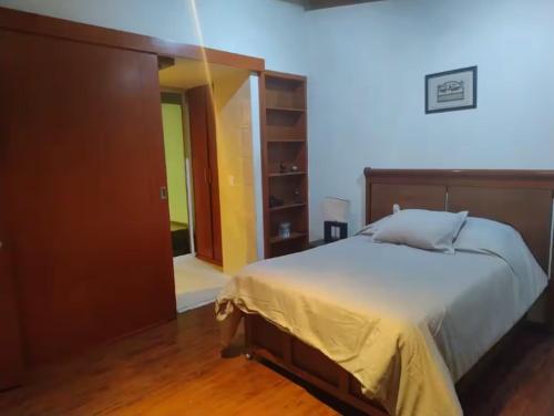 Ένα ή περισσότερα κρεβάτια σε δωμάτιο στο Casa Las orquídeas