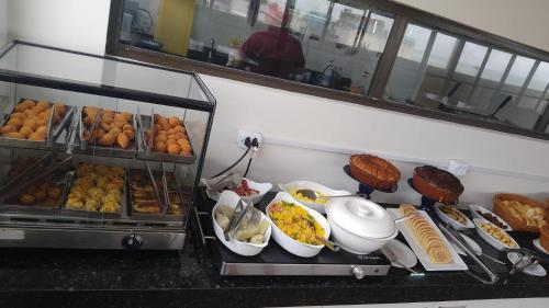 ein Buffet mit vielen verschiedenen Speisen in der Unterkunft Ora beach residence, Porto de galinhas, vista parcial do mar in Porto De Galinhas