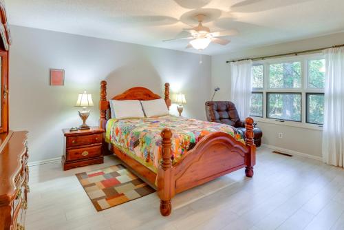Ένα ή περισσότερα κρεβάτια σε δωμάτιο στο Peaceful Retreat! Carolina Trace Home with Porch