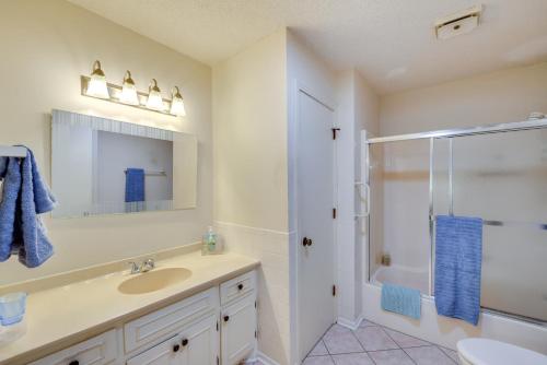 Ένα μπάνιο στο Peaceful Retreat! Carolina Trace Home with Porch