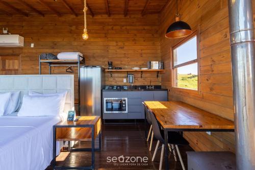a bedroom with a bed and a wooden wall at Linda cabana com jacuzzi e vista incrível VST004 in São Paulo dos Pinhais