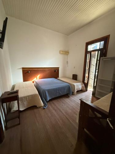 a bedroom with two beds and a window at 9deJulio90 in Colón