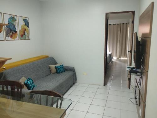 a living room with a couch and a table at FLAT NO CONDOMÍNIO MONTE CASTELO MODULO 1 TÉRREO GRAVATÁ - Pe in Sairé