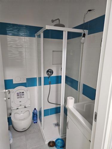 Ένα μπάνιο στο Bagaini Urban Flat
