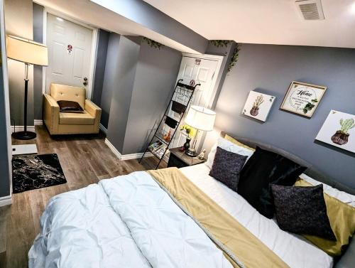 Un dormitorio con una cama grande y una silla. en Stunning-Luxury-Cozy Private Suite In Ajax, en Ajax
