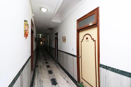 un pasillo vacío con una puerta en un edificio en Hotel O Highway Inn International, en Dhulagari