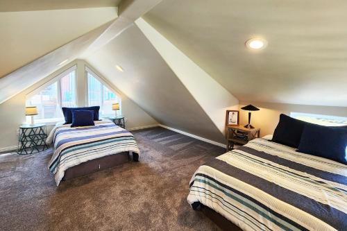 Postel nebo postele na pokoji v ubytování Ocean Front Cottage! Dog Friendly! - Beach Nut