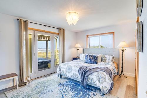 Postel nebo postele na pokoji v ubytování Ocean Front with Hot Tub, Dog Friendly! Beach Time