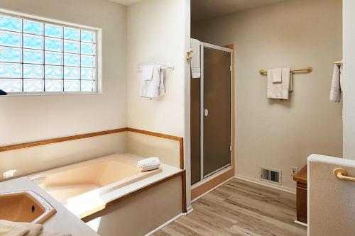 Koupelna v ubytování Ocean Front on the Beach! Dog Friendly! Beachside Bliss