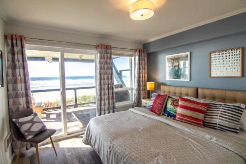 Ένα ή περισσότερα κρεβάτια σε δωμάτιο στο Ocean Front with Spectacular Views! Beach, Please!