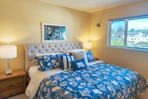 a bedroom with a bed and a window at Nye Beach Ocean Front Condo! Ocean Memories in Newport